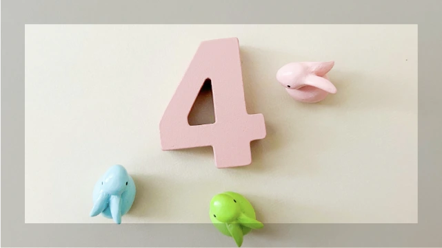 「4」の数字と3つのカラフルなうさぎピン。ダウンタイム回復の4つのコツを象徴。