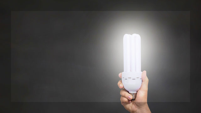 暗闇の中で光る電球が、失敗しないクリニック選びの正解を象徴している