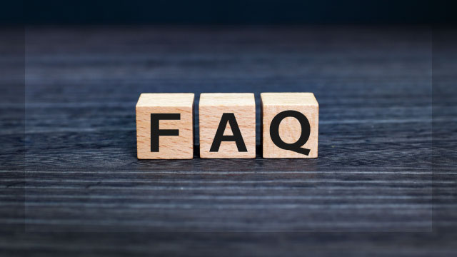 整形費用に関するよくある疑問に答えるFAQセクションを表現した木製ブロックの文字