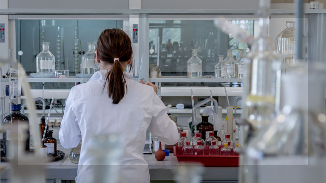 グルタチオンの美容効果を研究する女性研究者が実験に取り組む様子