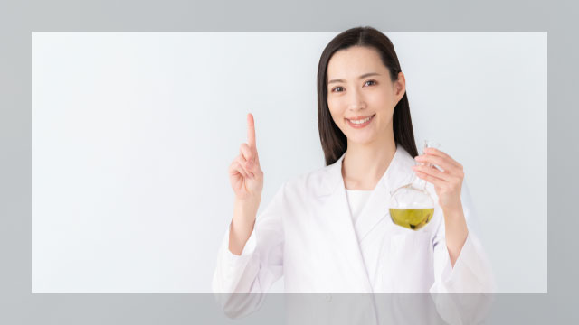 ミトコンドリアを活性化させる方法を紹介する専門家が指を立てて解説している様子