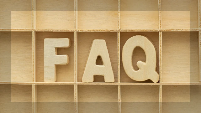 木製の棚に並んだ「FAQ」の文字。口唇縮小に関するよくある質問を案内するシンプルなイメージ。