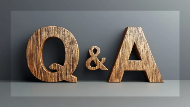 木目調の立体的な文字で「Q&A」と書かれた装飾オブジェが配置されている