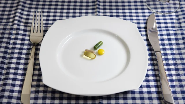 食事と一緒に摂取されるカプセルタイプのアンチエイジングサプリメント