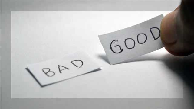 GOODとBADが書かれた紙を比較している写真。判断の分かれ目を示唆