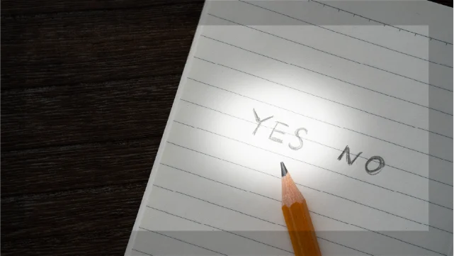 美容施術の診断チャートを連想させるYESとNOの文字が書かれたノートと鉛筆